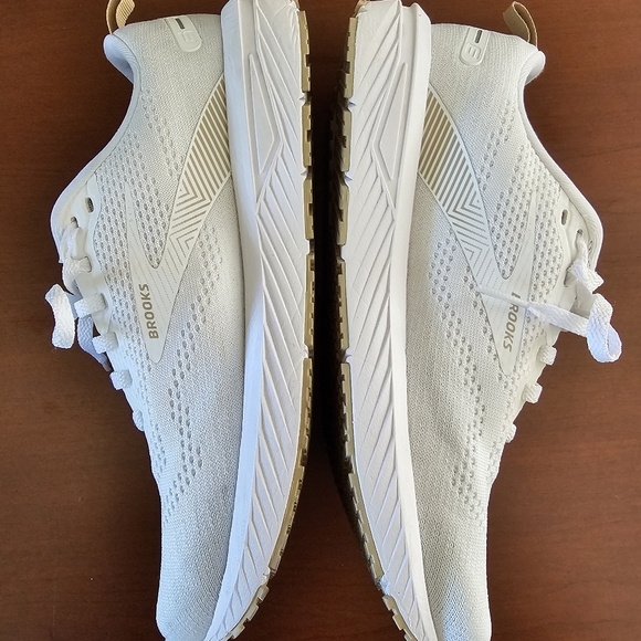 Brooks Women's Revel 6 White/Khaki EUC Size 9 - Picture 3 of 8